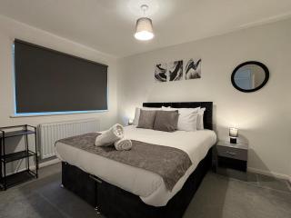 4 Bed House - Free Parking - 8 min LGW Airport - 0