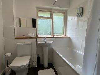 4 Bed House - Free Parking - 8 min LGW Airport - 7