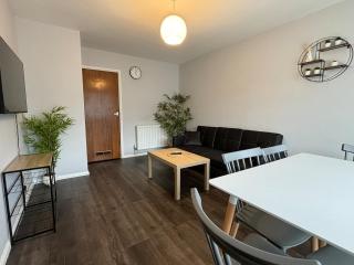 4 Bed House - Free Parking - 8 min LGW Airport - Crawley - 6
