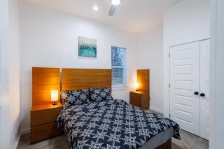 Contemporary Comfort Modern Home - Dallas - 9