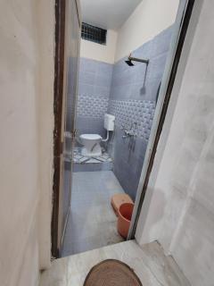 Shiv kripa guest house 200 Metres from Kashi Vishwanath Temple - 9