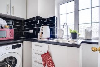 New 6-Flat, Parking, 6 Kitchens, 6 Bathrooms - Colindale - 6