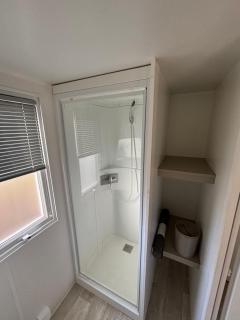 Mobil home familial avec terrasse et bord de mer - 2