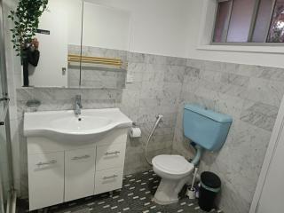 Queen Room in Spacious House - Close to Shops and Station - NC6 - Dundas Valley - 4