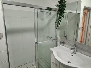Queen Room in Spacious House - Close to Shops and Station - NC6 - Dundas Valley - 3