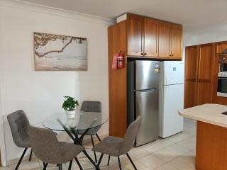 Queen Room in Spacious House - Close to Shops and Station - NC6 - Dundas Valley - 1