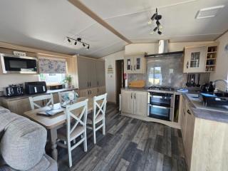 Lakeside Lodge - Jet Ski Lake - Tattershall - 1