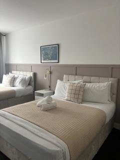 Manchester Apartment Sleeps 4 + Free Parking - 1