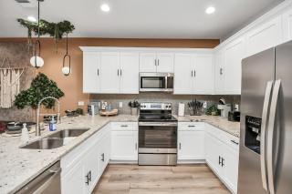 Themed Unit 4BD 3BA Near NRG HOU Med Center S - Houston - 2