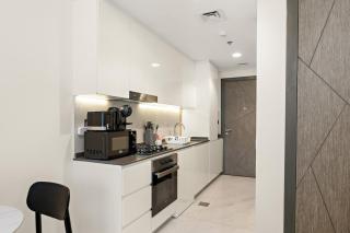 Stunning Apt with a Pool, Gym in Dubai Studio City - 9