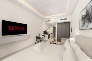 Stunning Apt with a Pool, Gym in Dubai Studio City - 4