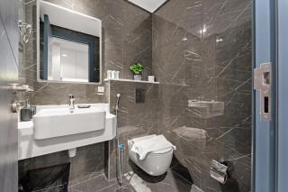 Stunning Apt with a Pool, Gym in Dubai Studio City - 2