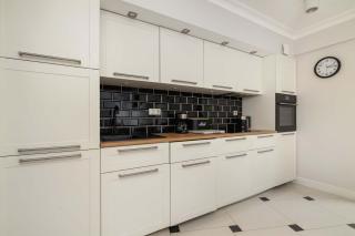 Air Conditioned Apartment in Cracow with Parking, Desk and Bathtub by Noclegi Renters - Krakow - 7