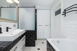 Air Conditioned Apartment in Cracow with Parking, Desk and Bathtub by Noclegi Renters - Krakow - 5