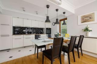 Air Conditioned Apartment in Cracow with Parking, Desk and Bathtub by Noclegi Renters - Krakow - 1