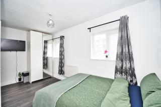 Studio for 2 in Poplar London E14 - 0