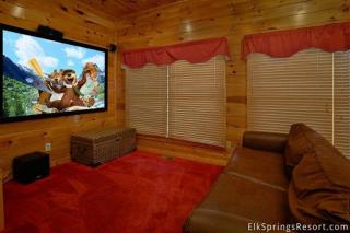 A Mountain View Theater Lodge Holiday home - 9