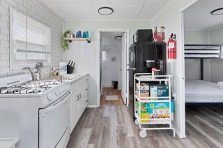 Stunning 4 BDRM Pets OK, walk 2 beach, cafe, rest - Wildwood - 7