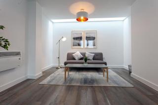 Modern & Spacious 2 Bed Apartment by Old Trafford - Manchester - 3