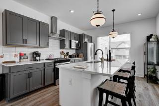 Specious Luxury wRooftop 1 mi DT Indy Sleeps 6 - 3