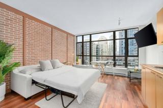 Modern Downtown Condo near Granville Street for 5 Guests - 5