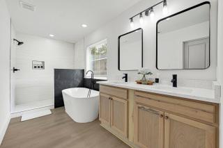Modern Farmhouse Retreat 4BR 3BA Central HTX - 5