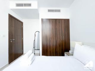 Luxury 3-Bedroom Duplex in Damac Hills & balcony - 4