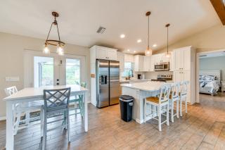 3 Mi to Public Beach Port Charlotte Getaway! - 8