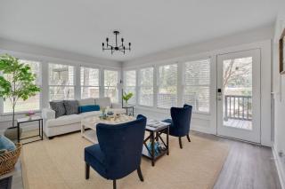 Cozy Fully-Renovated 2 BRM 2 Bath Near North Hills - 5