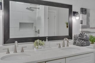 Cozy Fully-Renovated 2 BRM 2 Bath Near North Hills - 3
