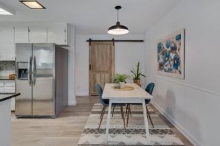 Cozy Fully-Renovated 2 BRM 2 Bath Near North Hills - 1