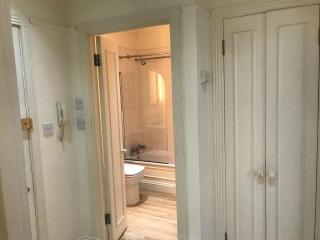 Snug 1BD Retreat in the Heart of Earl's Court - 1