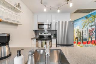 Bright 1BR in Coconut Grove King Bed Views Pool and Parking - Miami - 3