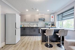 5 Bedroom Apartment - Weekly Deal - By Homestyles Hosts Short Lets and Serviced Accommodation Widford - Free Parking - 4