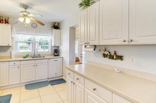 1 Mi to Lake Jackson: Home w/ Screened Patio! - 3