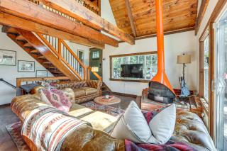 3 Mi to Lake Arrowhead Village Dog-Friendly Cabin - 1