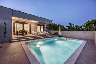 Modern Family Villas with Private Pool - Mia & Teo - Loborika - 0