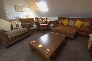 Spacious Home - 4 Bedrooms - Sleeps 9 - FREE Superfast 1GB Wi-Fi - 55" Smart TV - FREE Parking - 9