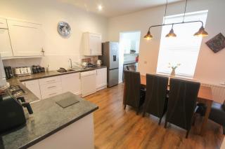 Spacious Home - 4 Bedrooms - Sleeps 9 - FREE Superfast 1GB Wi-Fi - 55" Smart TV - FREE Parking - Newcastle upon Tyne - 3