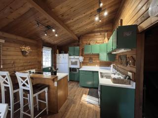 Family Cabin in the Hills of Strawberry Valley - 4