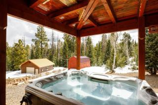 Pine View Cabin Retreat, Hot Tub, Walk Out Patio - 0