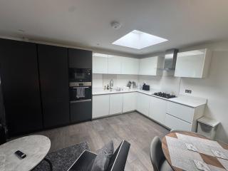 2BR Flat in Prime Location - Hedgerley - 4