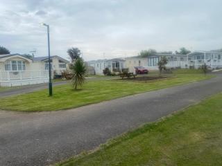 Seaside 2-Bed Caravan Retreat - Sleeps 6 & Parking - 9
