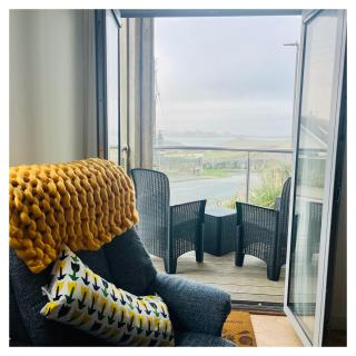 Rolling Tides Apartment in Porth with Sea Views - Newquay - 0