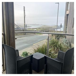 Rolling Tides Apartment in Porth with Sea Views - Newquay - 1