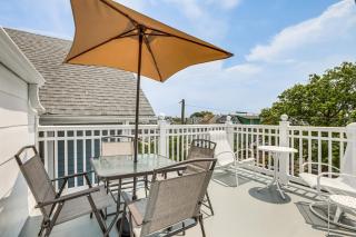 Stroll to Ocean Grove Boardwalk and Beach Sleek Apt - Ocean Grove - 0
