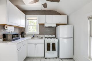 Stroll to Ocean Grove Boardwalk and Beach Sleek Apt - Ocean Grove - 4