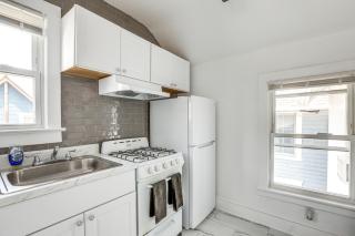 Stroll to Ocean Grove Boardwalk and Beach Sleek Apt - Ocean Grove - 2
