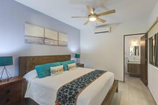 Beautiful condo with pool - 7