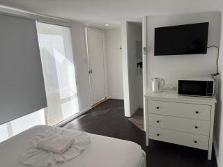 Cozy Budget Studio with Private Bath Backyard at Werribee - 3